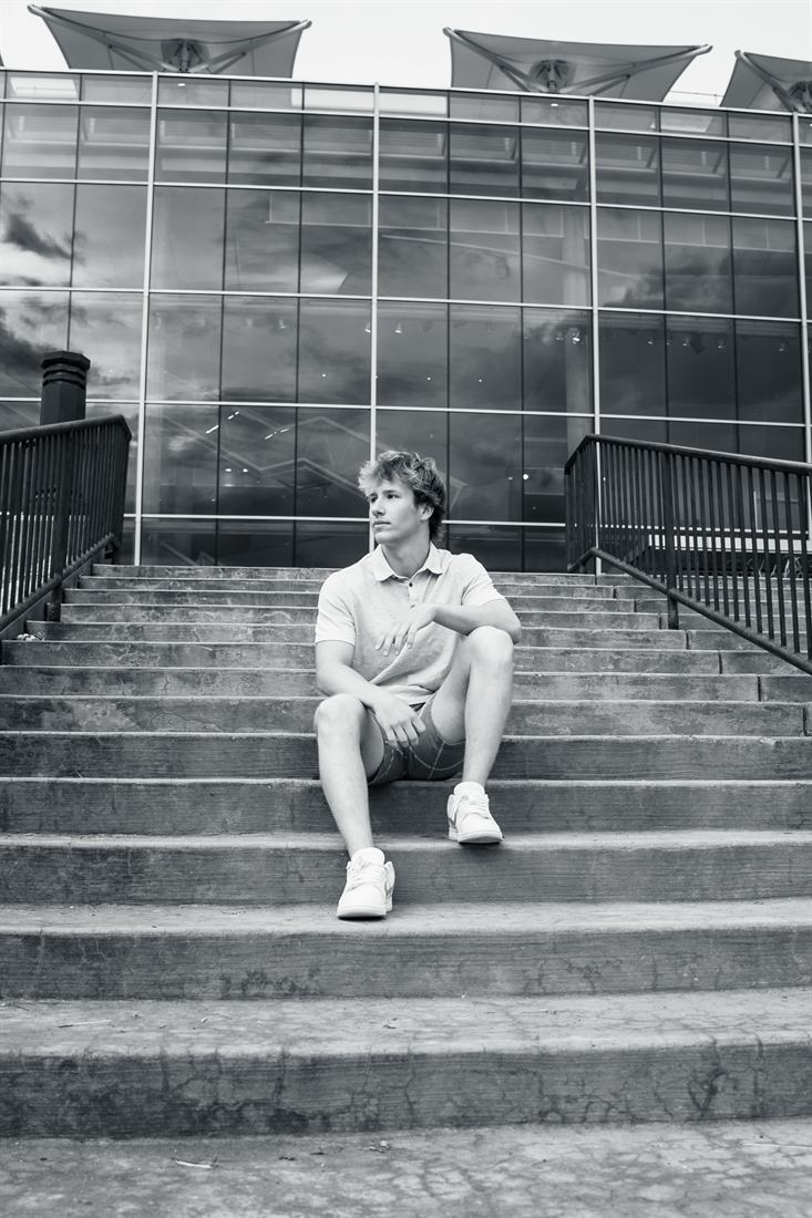 Black and white senior portrait on modern concrete steps